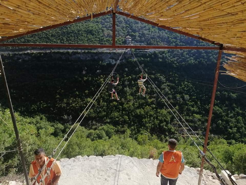 رياضة التزحلق على الحبل Zipline