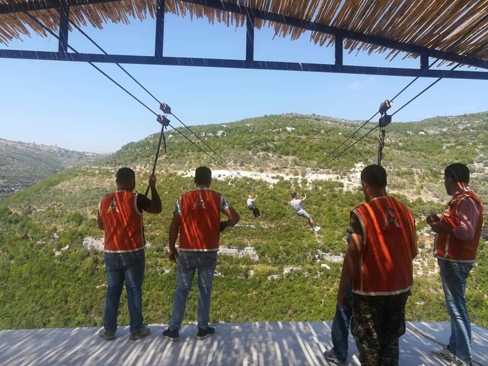 رياضة التزحلق على الحبل Zipline